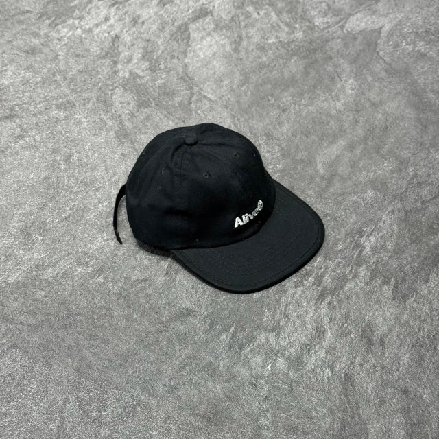 BONÉ SIX PANEL ALIVE