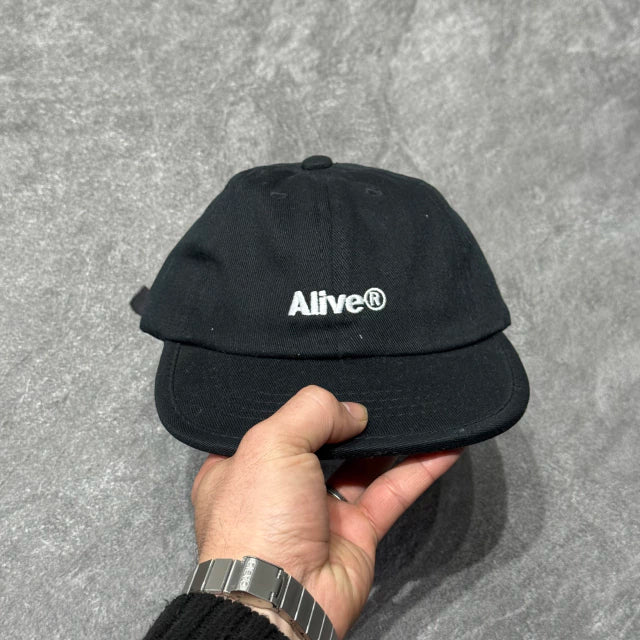 BONÉ SIX PANEL ALIVE