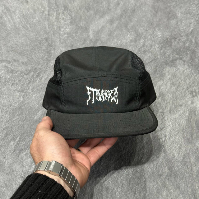BONÉ FIVE PANEL STRANGER