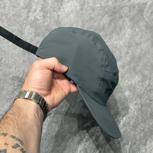 BONÉ FIVE PANEL ANTH CO TAG - CINZA