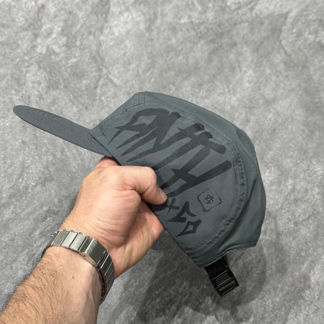 BONÉ FIVE PANEL ANTH CO TAG - CINZA