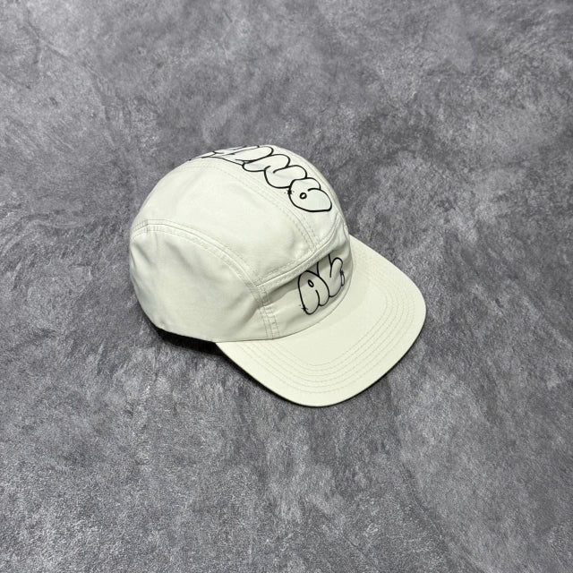 BONÉ FIVE PANEL ANTH CO BOMB - BEGE