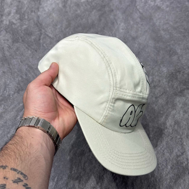 BONÉ FIVE PANEL ANTH CO BOMB - BEGE