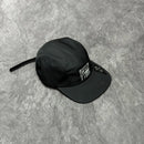 BONÉ FIVE PANEL ANTH CO “É O CORRE” - PRETO