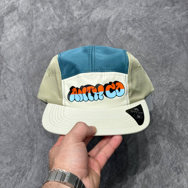 BONÉ FIVE PANEL ANTH CO BOMB ART - VERDE/CREME