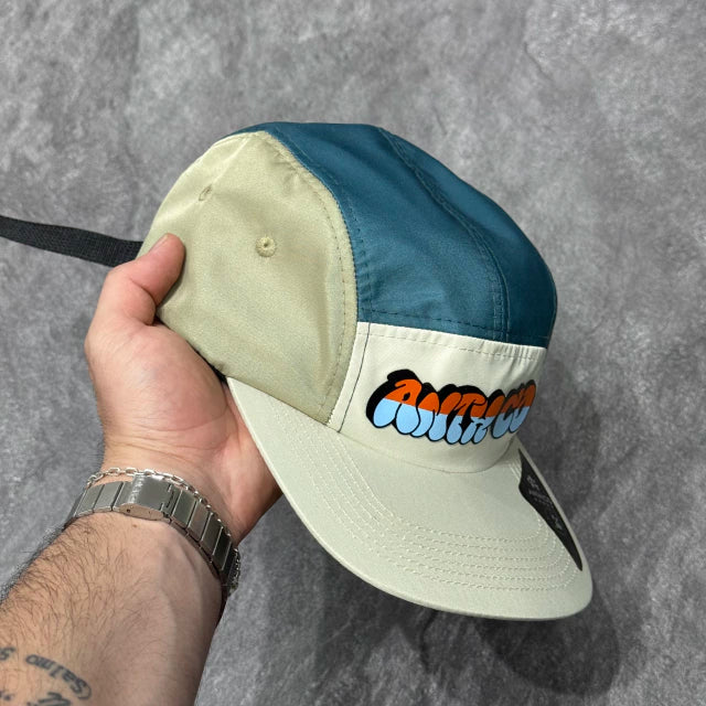 BONÉ FIVE PANEL ANTH CO BOMB ART - VERDE/CREME