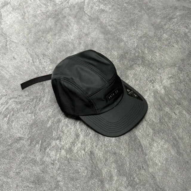 BONÉ FIVE PANEL ANTH CO TAG