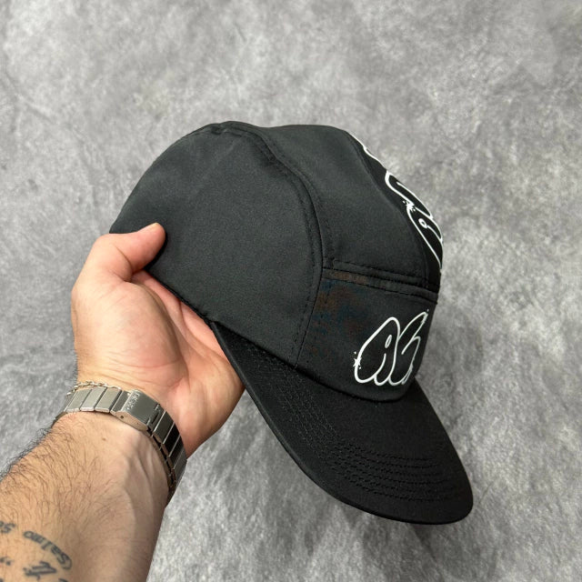 BONÉ FIVE PANEL ANTH CO BOMB - PRETO