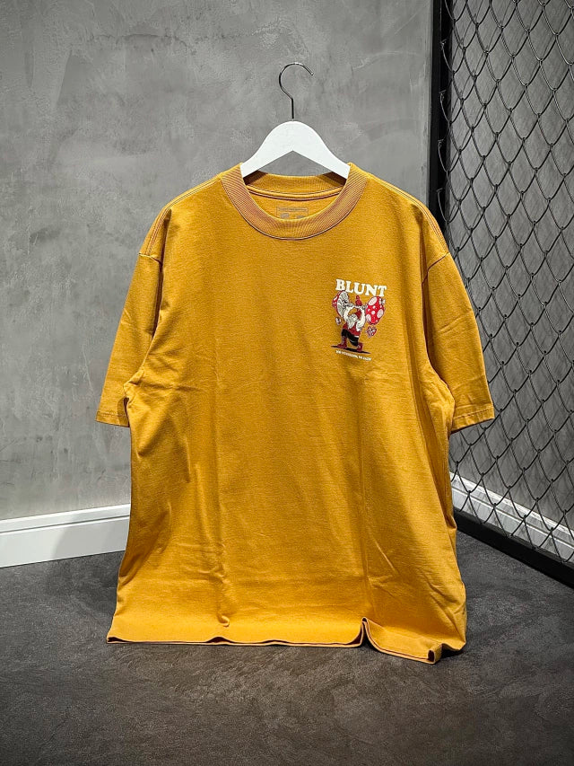 CAMISETA BLUNT PREMIUM “GNOMELIFT” - MOSTARDA