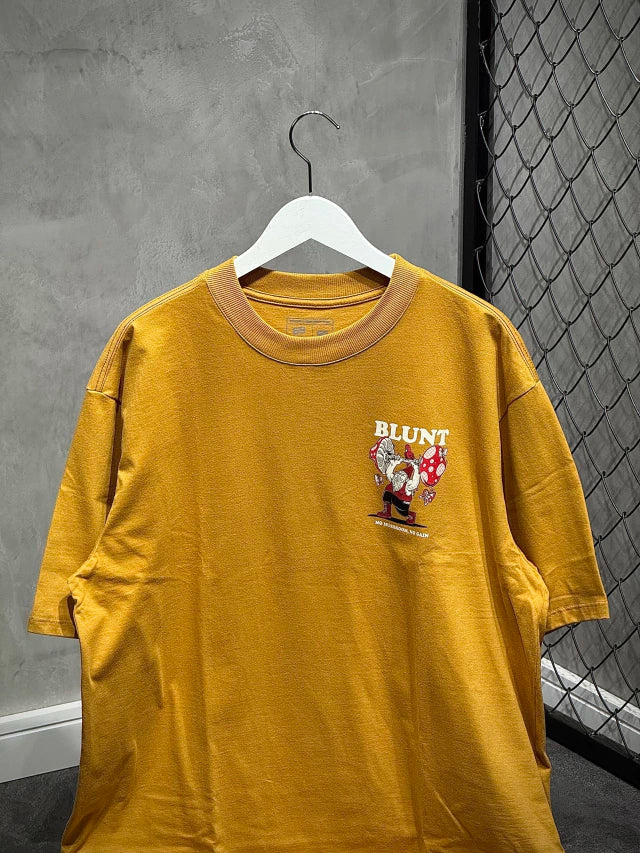 CAMISETA BLUNT PREMIUM “GNOMELIFT” - MOSTARDA