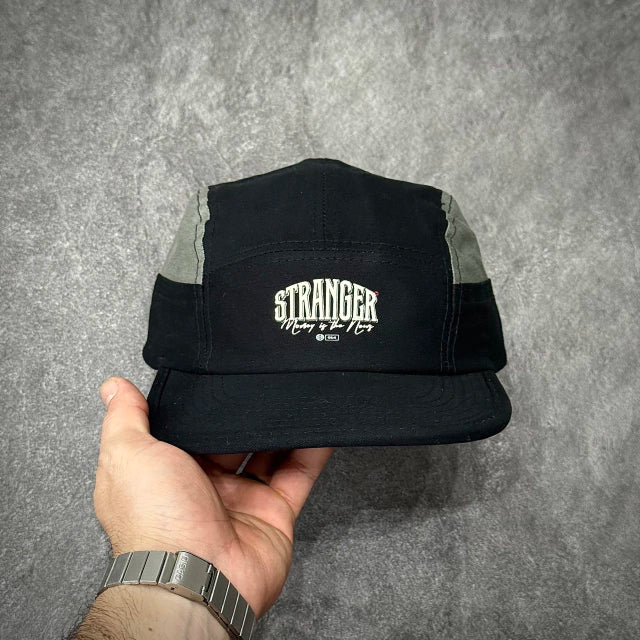 BONÉ STRANGER FIVE PANEL MONEY IS - PRETO/CINZA