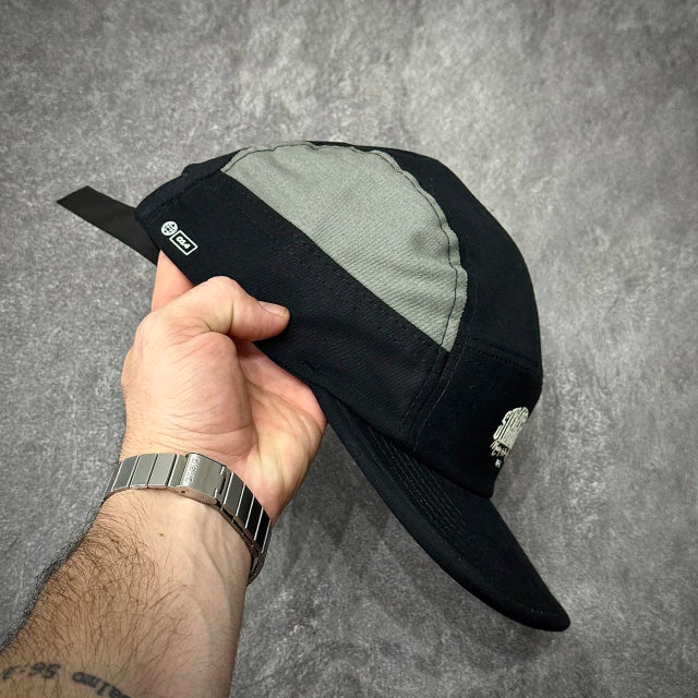BONÉ STRANGER FIVE PANEL MONEY IS - PRETO/CINZA