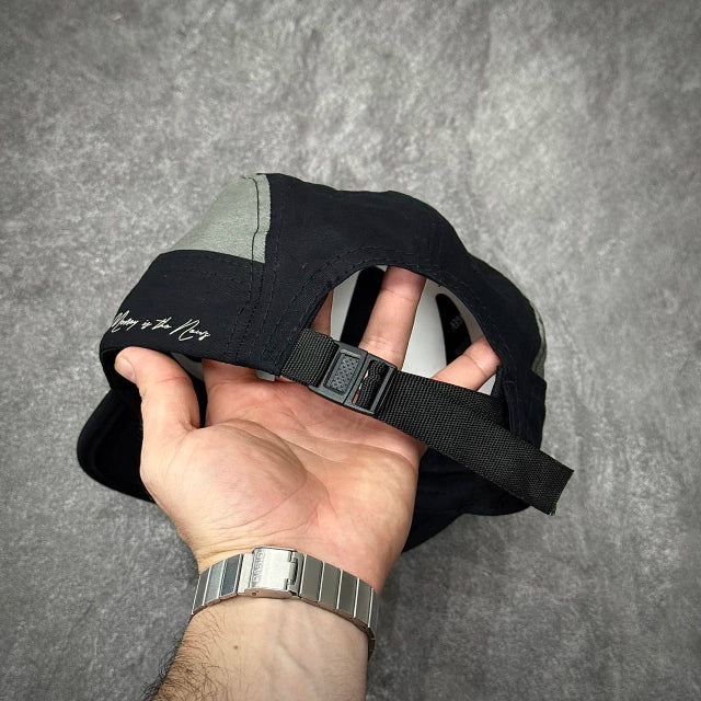 BONÉ STRANGER FIVE PANEL MONEY IS - PRETO/CINZA