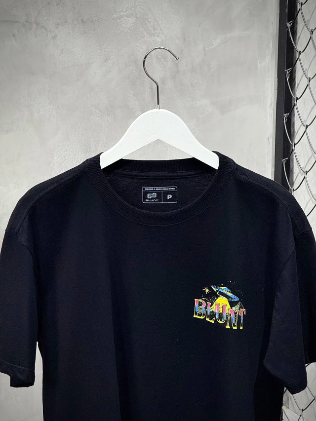 CAMISETA BLUNT REGULAR “OVNIS” - PRETO