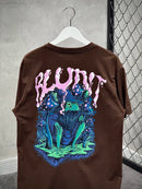 CAMISETA BLUNT REGULAR “OOGAWAY” - MARROM