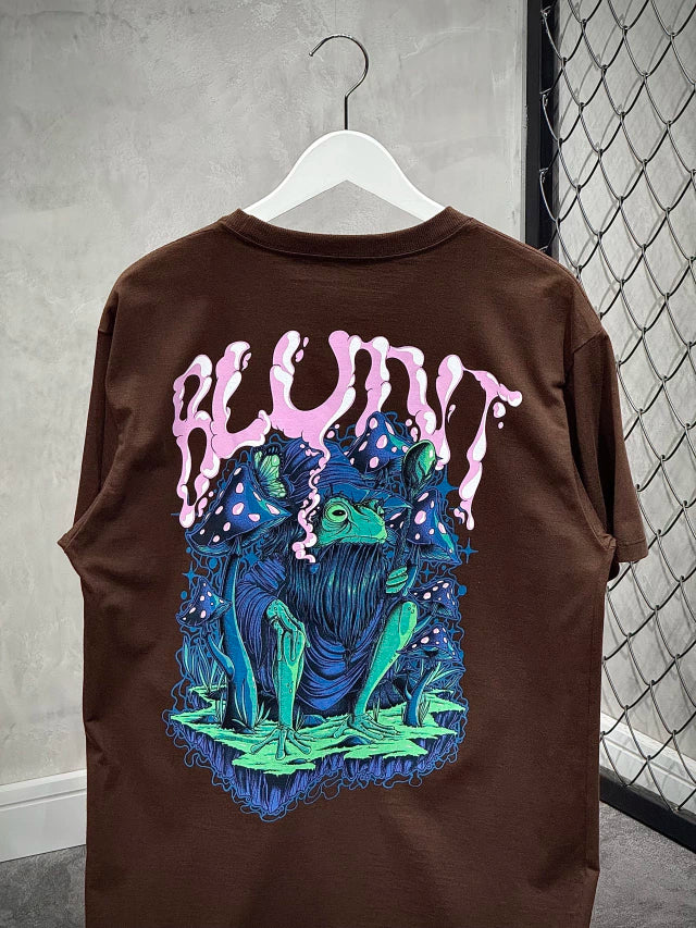 CAMISETA BLUNT REGULAR “OOGAWAY” - MARROM