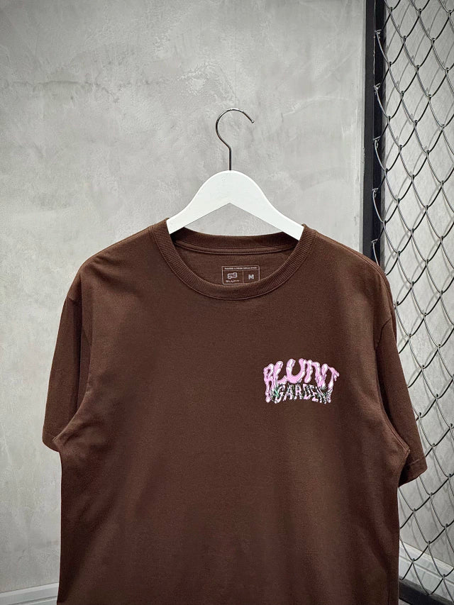 CAMISETA BLUNT REGULAR “OOGAWAY” - MARROM